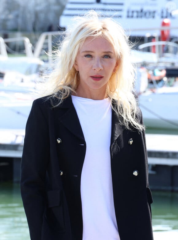 Sylvie Testud lors du photocall de "Knok" lors du 25eme anniversaire du Festival de la fiction de la Rochelle le 16 Septembre 2023. © Denis Guignebourg/BestImage