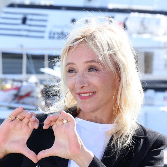 Sylvie Testud lors du photocall de "Knok" lors du 25eme anniversaire du Festival de la fiction de la Rochelle le 16 Septembre 2023. © Denis Guignebourg/BestImage  