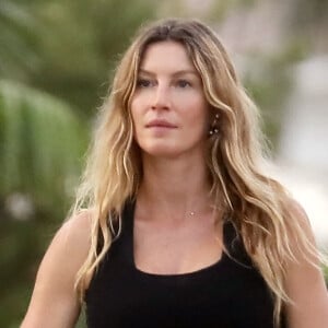 EXCLUSIF : Gisele Bundchen a été aperçue en train de promener ses chiens à Miami Beach, en Floride. Le top model brésilien portait un débardeur noir, un legging assorti et des sandales. Gisele portait un adorable petit chiot tandis que son berger allemand restait près d'elle.