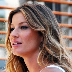 La top-modèle Gisele Bundchen a défilé sur Melrose Avenue à West Hollywood, en Californie alors qu'elle participait à un clip vidéo. Gisele Bundchen a joué le rôle de l'amoureuse du chanteur, montrant non seulement sa silhouette mondialement connue, mais aussi ses talents d'actrice ! CR : Jixxer/Fame Pictures