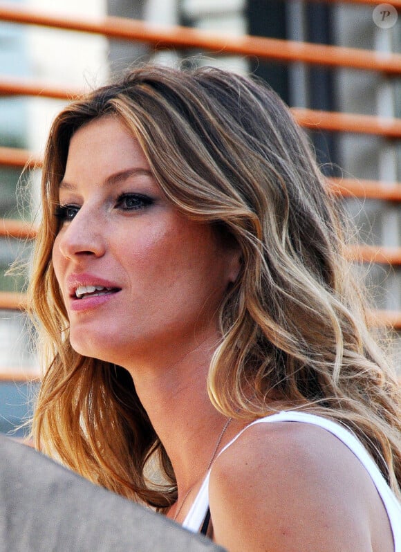 La top-modèle Gisele Bundchen a défilé sur Melrose Avenue à West Hollywood, en Californie alors qu'elle participait à un clip vidéo. Gisele Bundchen a joué le rôle de l'amoureuse du chanteur, montrant non seulement sa silhouette mondialement connue, mais aussi ses talents d'actrice ! CR : Jixxer/Fame Pictures