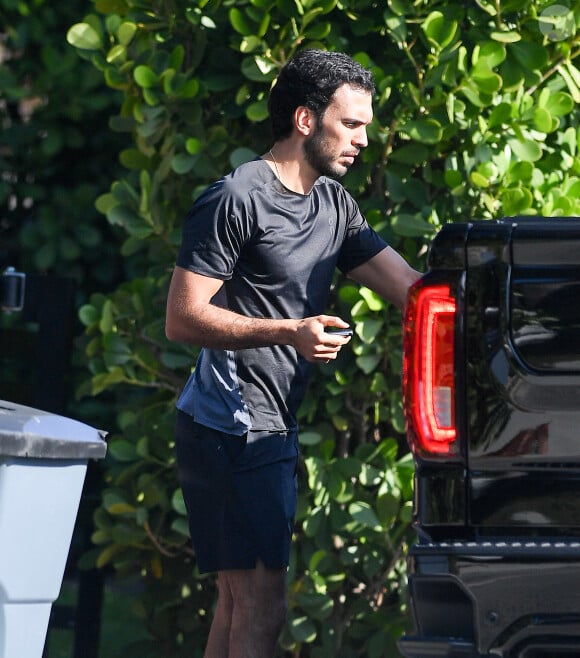 Exclusif - Gisele Bundchen et son compagnon Joaquín Valente, quittent leur maison en travaux, après une inspection des lieux avec le maître d'oeuvre, à Miami, le 24 avril 2024. 