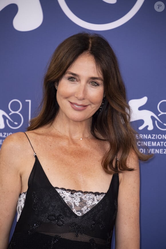 Son nom ? Elsa Zylberstein qu'il a rencontrée lors d'une réception organisée par l'écrivain Marek Halter comme l'a rapporté "Paris Match".
Elsa Zylberstein au photocall du film "Finalement" lors du 81ème Festival International du Film de Venise, la Mostra, à Venise, Italie, le 2 septembre 2024. © Max Montingelli/SGP/Bestimage 