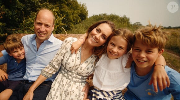 Leurs parents font de leur mieux pour qu'ils ne prennent pas la grosse tête et aient une enfance "normale". 
Kate Middleton annonce dans une vidéo en avoir fini avec la chimiothérapie.