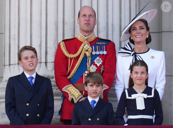 Selon "OK Magazine", le couple est très impliqué dans la vie scolaire de ses enfants. 
Le prince William, prince de Galles, Catherine Kate Middleton, princesse de Galles, le prince George, le prince Louis et la princesse Charlotte - Les membres de la famille royale britannique au balcon du Palais de Buckingham lors de la parade militaire "Trooping the Colour" à Londres le 15 juin 2024