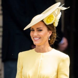 Les parents auraient été vus faisant la queue "aux côtés d'autres parents d'élèves pour participer à une tombola lors d'une collecte de fonds à des fins caritatives". 
Londres, ROYAUME-UNI - Sur la photo : Kate Middleton