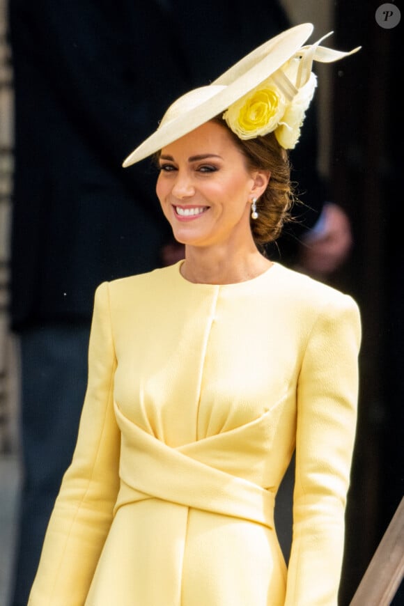 Les parents auraient été vus faisant la queue "aux côtés d'autres parents d'élèves pour participer à une tombola lors d'une collecte de fonds à des fins caritatives". 
Londres, ROYAUME-UNI - Sur la photo : Kate Middleton