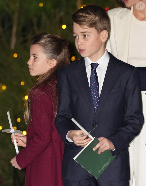 Très populaires à l'école de par leur statut, George, Charlotte et Louis doivent néanmoins garder les pieds sur terre. 
La princesse Charlotte de Galles et le prince George de Galles - Traditionnel concert de Noël "Together At Christmas" à l'abbaye de Westminster à Londres le 8 décembre 2023. 