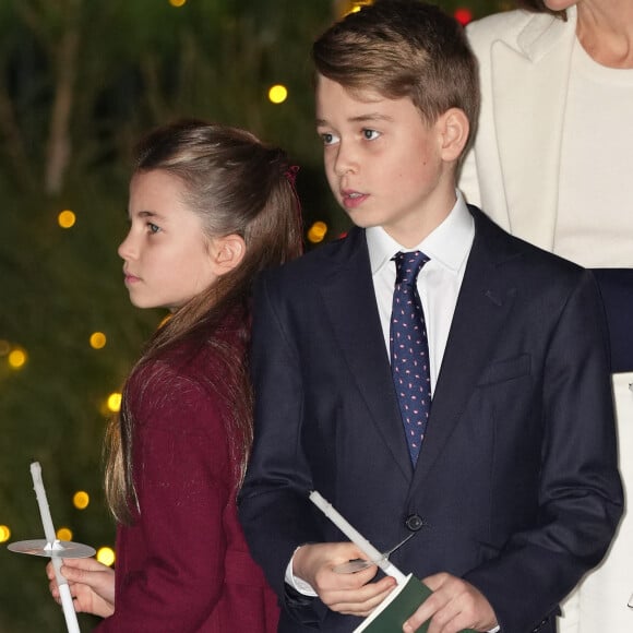 Très populaires à l'école de par leur statut, George, Charlotte et Louis doivent néanmoins garder les pieds sur terre. 
La princesse Charlotte de Galles et le prince George de Galles - Traditionnel concert de Noël "Together At Christmas" à l'abbaye de Westminster à Londres le 8 décembre 2023. 