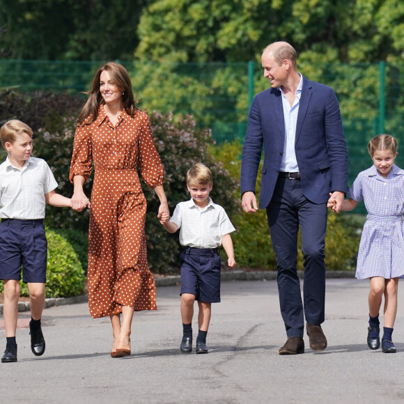 Le prince William, duc de Cambridge et Catherine Kate Middleton, duchesse de Cambridge accompagnent leurs enfants George, Charlotte et Louis à l'école Lambrook le 7 septembre 2022.