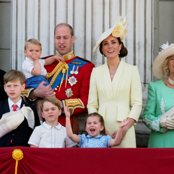 Le prince William, duc de Cambridge, et Catherine (Kate) Middleton, duchesse de Cambridge, le prince George de Cambridge, la princesse Charlotte de Cambridge, le prince Louis de Cambridge, Camilla Parker Bowles, duchesse de Cornouailles - La famille royale au balcon du palais de Buckingham lors de la parade Trooping the Colour 2019, célébrant le 93ème anniversaire de la reine Elisabeth II, Londres, le 8 juin 2019.