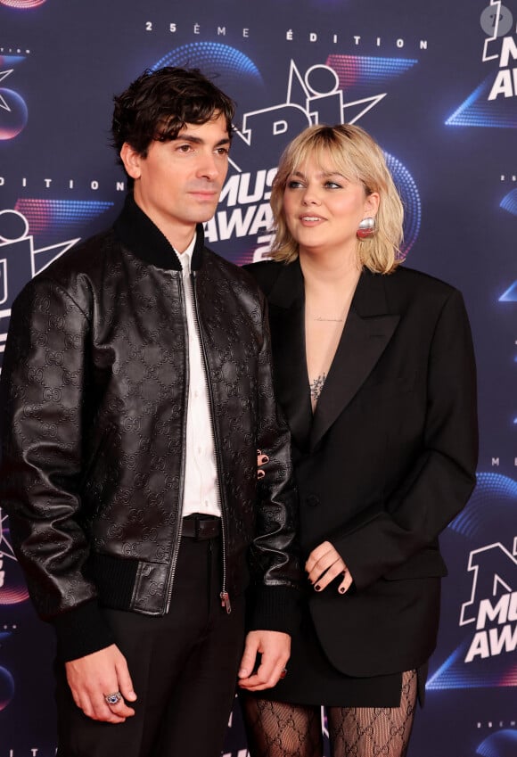 Florian Rossi et sa compagne Louane Emera au photocall de la 25ème cérémonie des "NRJ Music Awards (NMA)" au palais des Festivals et des Congrès de Cannes, France, le 10 novembre 2023. © Dominique Jacovides/Bestimage