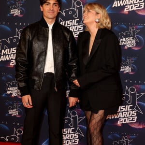 Florian Rossi et sa compagne Louane au photocall de la 25ème cérémonie des "NRJ Music Awards (NMA)" au palais des Festivals et des Congrès de Cannes, France, le 10 novembre 2023. © Dominique Jacovides/Bestimage 