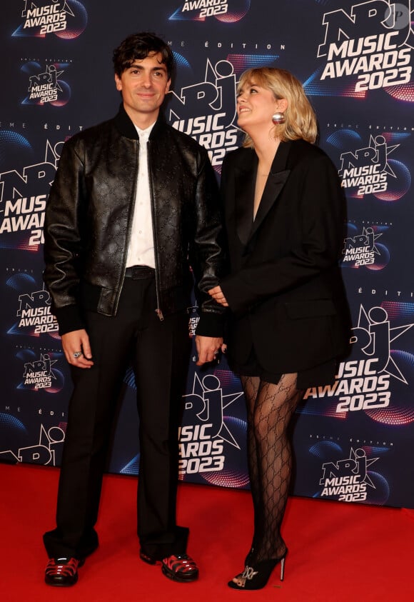 Florian Rossi et sa compagne Louane au photocall de la 25ème cérémonie des "NRJ Music Awards (NMA)" au palais des Festivals et des Congrès de Cannes, France, le 10 novembre 2023. © Dominique Jacovides/Bestimage 