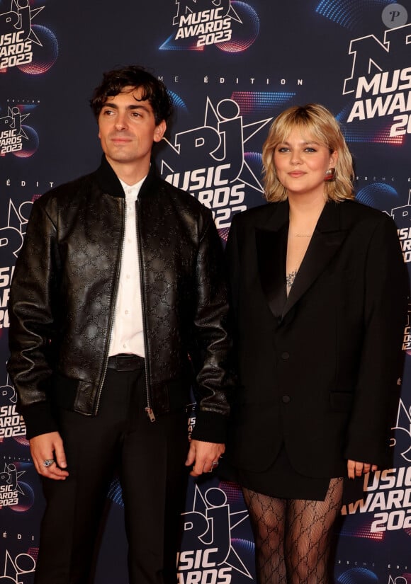 Florian Rossi et sa compagne Louane au photocall de la 25ème cérémonie des "NRJ Music Awards (NMA)" au palais des Festivals et des Congrès de Cannes, France, le 10 novembre 2023. © Dominique Jacovides/Bestimage