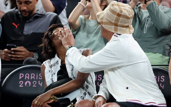 Yannick Noah et sa compagne Malika - Les célébrités en tribunes pendant l'épreuve de basketball de Demi-Finale opposant la France à l'Allemagne lors des Jeux Olympiques de Paris 2024 (JO) à l'Arena Bercy, à Paris, France, le 8 août 2024. © Jacovides-Perusseau/Bestimage