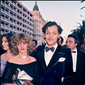 Patrick Dewaere avec sa compagne au Festival de Cannes pour le film "La chambre de l'évêque" en 1977