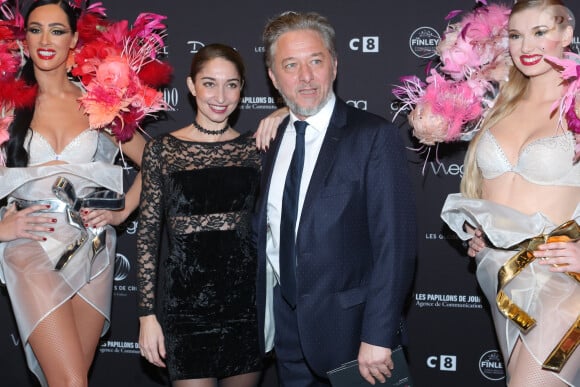 Et que l'on peut notamment retrouver au Puy du Fou
Nicolas Briançon et sa femme Karine Orts-Briançon au photocall de la 11ème cérémonie des Globes de Cristal au Lido à Paris le 30 janvier 2017. © CVS / Bestimage 