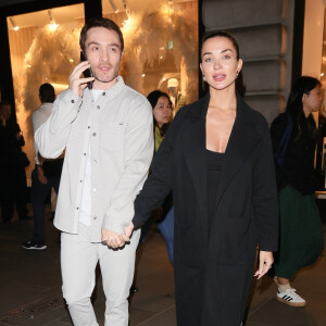 Avec son épouse Amy
Londres, ROYAUME-UNI - Ed Westwick et Amy Jackson avec Lucien Laviscount lors de l'ouverture de la boutique Vuori sur Regent Street à Londres. Sur la photo : Ed Westwick et Amy Jackson