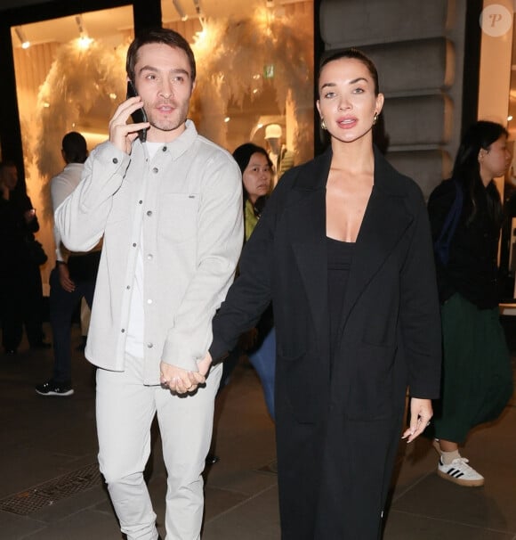 Avec son épouse Amy
Londres, ROYAUME-UNI - Ed Westwick et Amy Jackson avec Lucien Laviscount lors de l'ouverture de la boutique Vuori sur Regent Street à Londres. Sur la photo : Ed Westwick et Amy Jackson