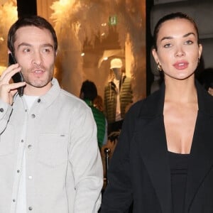 L'occasion de découvrir le baby bump de la future maman 
Londres, ROYAUME-UNI - Ed Westwick et Amy Jackson avec Lucien Laviscount lors de l'ouverture de la boutique Vuori sur Regent Street à Londres. Sur la photo : Ed Westwick et Amy Jackson