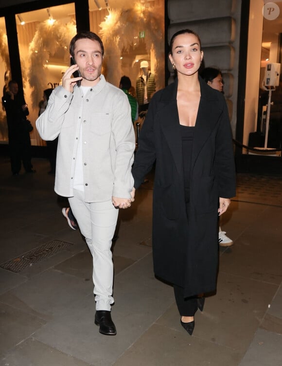 L'occasion de découvrir le baby bump de la future maman 
Londres, ROYAUME-UNI - Ed Westwick et Amy Jackson avec Lucien Laviscount lors de l'ouverture de la boutique Vuori sur Regent Street à Londres. Sur la photo : Ed Westwick et Amy Jackson