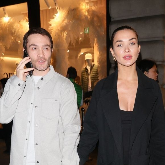 L'occasion de découvrir le baby bump de la future maman 
Londres, ROYAUME-UNI - Ed Westwick et Amy Jackson avec Lucien Laviscount lors de l'ouverture de la boutique Vuori sur Regent Street à Londres. Sur la photo : Ed Westwick et Amy Jackson