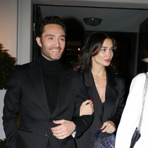 Paris, FRANCE - Amy Jackson et Ed Westwick se promènent bras dessus bras dessous après un dîner romantique au restaurant Laurent à Paris. Sur la photo : Ed Westwick, Amy Jackson