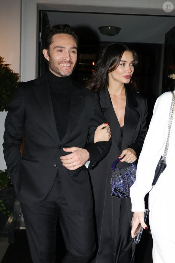 Paris, FRANCE - Amy Jackson et Ed Westwick se promènent bras dessus bras dessous après un dîner romantique au restaurant Laurent à Paris. Sur la photo : Ed Westwick, Amy Jackson