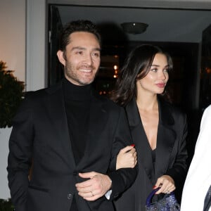 Paris, FRANCE - Amy Jackson et Ed Westwick se promènent bras dessus bras dessous après un dîner romantique au restaurant Laurent à Paris. Sur la photo : Ed Westwick, Amy Jackson