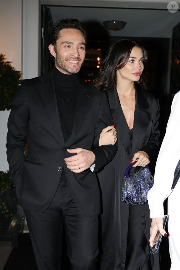 Paris, FRANCE - Amy Jackson et Ed Westwick se promènent bras dessus bras dessous après un dîner romantique au restaurant Laurent à Paris. Sur la photo : Ed Westwick, Amy Jackson