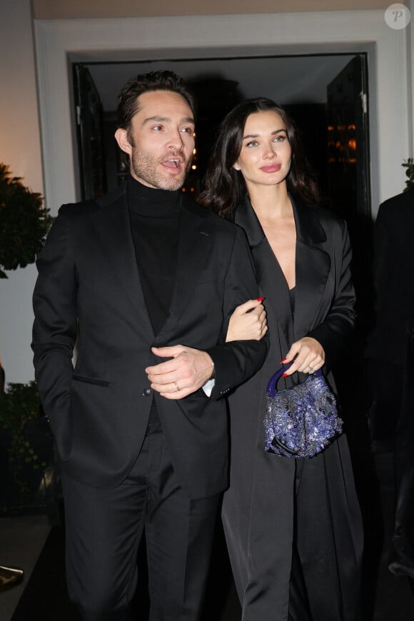 Paris, FRANCE - Amy Jackson et Ed Westwick se promènent bras dessus bras dessous après un dîner romantique au restaurant Laurent à Paris. Sur la photo : Ed Westwick, Amy Jackson