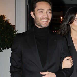 Paris, FRANCE - Amy Jackson et Ed Westwick se promènent bras dessus bras dessous après un dîner romantique au restaurant Laurent à Paris. Sur la photo : Ed Westwick, Amy Jackson