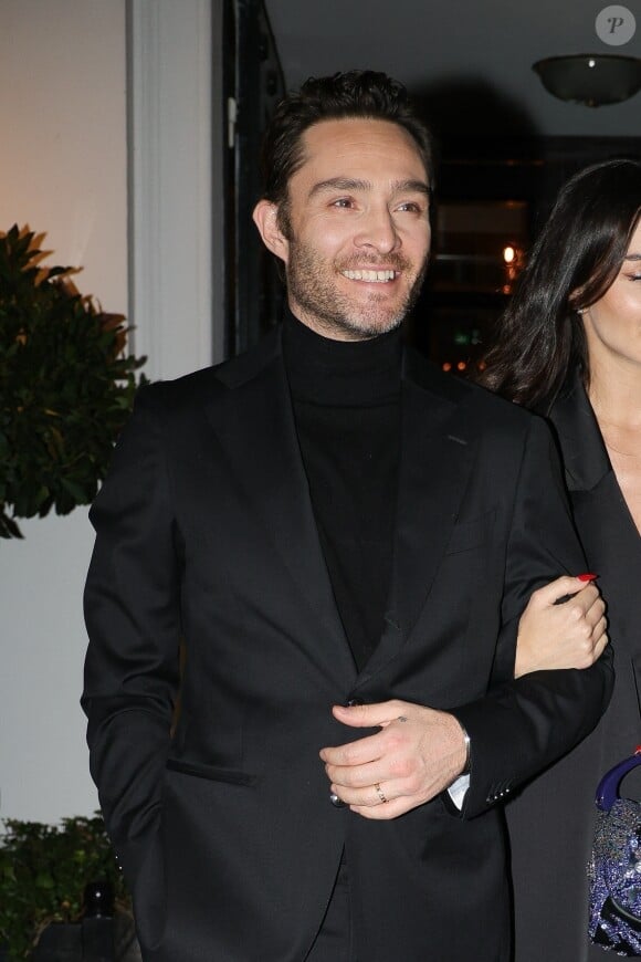 Paris, FRANCE - Amy Jackson et Ed Westwick se promènent bras dessus bras dessous après un dîner romantique au restaurant Laurent à Paris. Sur la photo : Ed Westwick, Amy Jackson