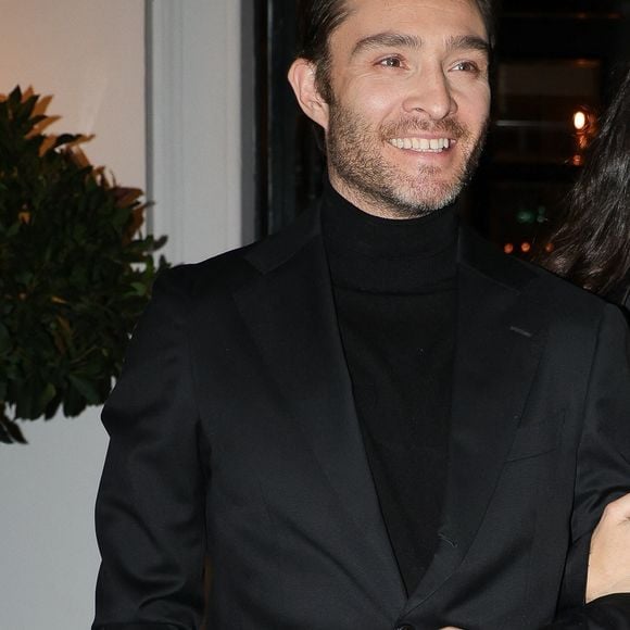 Paris, FRANCE - Amy Jackson et Ed Westwick se promènent bras dessus bras dessous après un dîner romantique au restaurant Laurent à Paris. Sur la photo : Ed Westwick, Amy Jackson