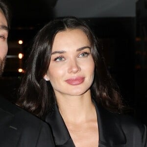 Paris, FRANCE - Amy Jackson et Ed Westwick se promènent bras dessus bras dessous après un dîner romantique au restaurant Laurent à Paris. Sur la photo : Ed Westwick, Amy Jackson