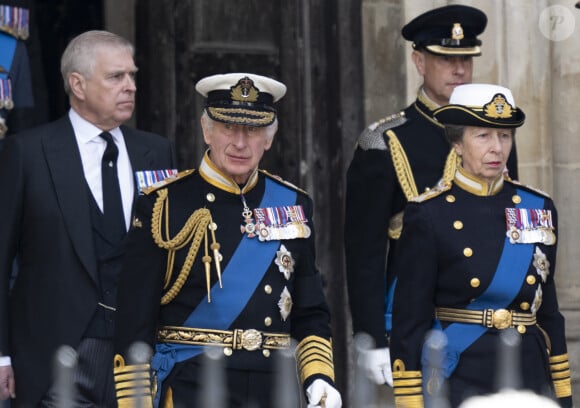 Le prince Andrew, duc d'York, Le roi Charles III d'Angleterre, La princesse Anne,Le prince Edward, duc de Kent - Procession du cercueil de la reine Elizabeth II d'Angleterre de Wesminster Hall où il était exposé au public, jusqu'à l'Abbaye de Westminster. Le cercueil est installé sur l'affût du canon, puis tiré par 142 marins de la Royal Navy à l'aide de cordages, dans la plus pure tradition de la monarchie britannique. Cette tradition remonte aux funérailles d'Etat de la reine Victoria en février 1901. Londres, le 19 septembre 2022. 