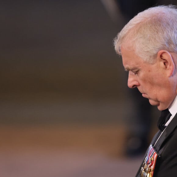 Le prince Andrew, duc d'York - Procession cérémonielle du cercueil de la reine Elisabeth II du palais de Buckingham à Westminster Hall à Londres le 14 septembre 2022. © Photoshot / Panoramic / Bestimage 