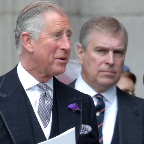 Le roi Charles a finalement tranché ! Après une brouille de plusieurs années concernant le Royal Lodge qu'occupait (ou plutôt squattait) le prince Andrew , le père d'Harry et de William a décidé de lui couper les vivres.
Archives : roi Charles et prince Andrew