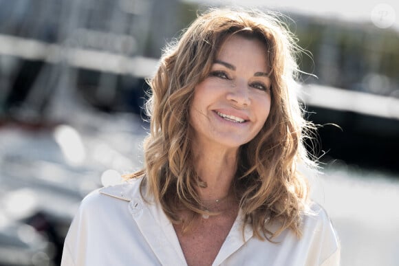 Ingrid Chauvin participe au photocall Demain nous appartient lors du 26e Festival de la fiction de La Rochelle, le 15 septembre 2024 à La Rochelle, France.