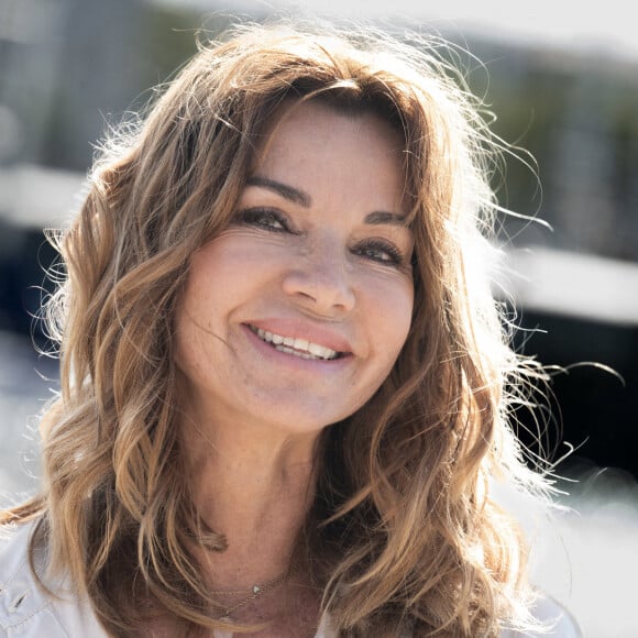 Ingrid Chauvin participe au photocall Demain nous appartient lors du 26e Festival de la fiction de La Rochelle, le 15 septembre 2024 à La Rochelle, France.