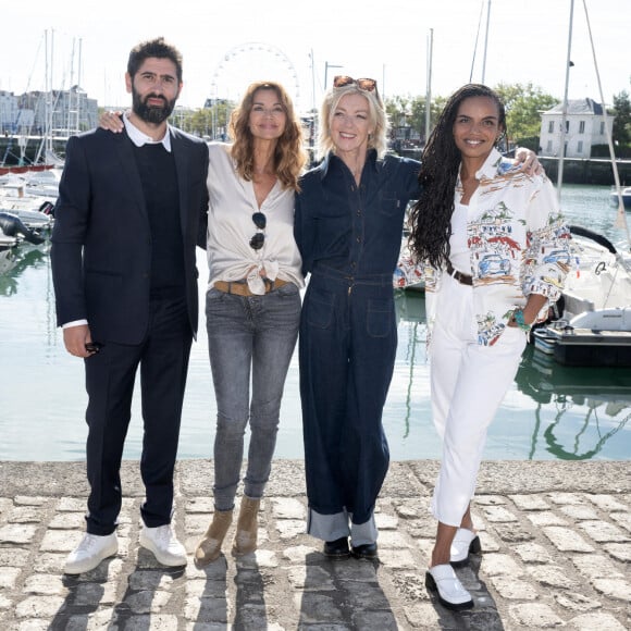 Même si elle a de bons rapports avec eux, Ingrid a choisi de ne pas inviter les autres acteurs de Demain nous appartient à son mariage...
Manel El Hajaoui, Ingrid Chauvin, Luce Mouchel et Nelly Lawson assistent au photocall Demain nous appartient lors du 26e Festival de la fiction de La Rochelle, le 15 septembre 2024 à La Rochelle, France.