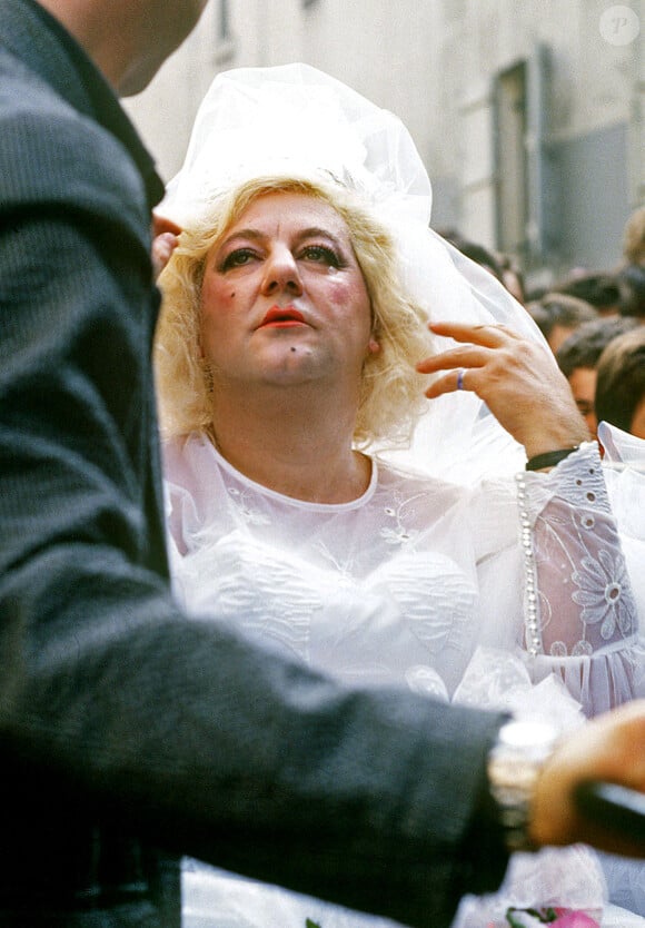 Coluche épouse Thierry Le Luron à Montmartre en 1985 - Christophe Geyres/ABACAPRESS.COM