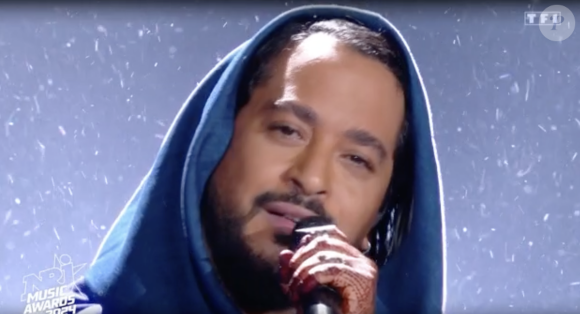 Si certains ont pensé que la venue du chanteur aux NRJ Music Awards était compromise, le papa d'Esmeralda était bien présent. 
Slimane sur la scène des NRJ Music Awards.