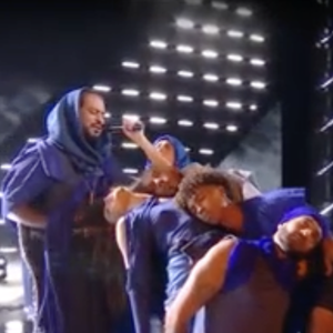 Slimane sur la scène des NRJ Music Awards.