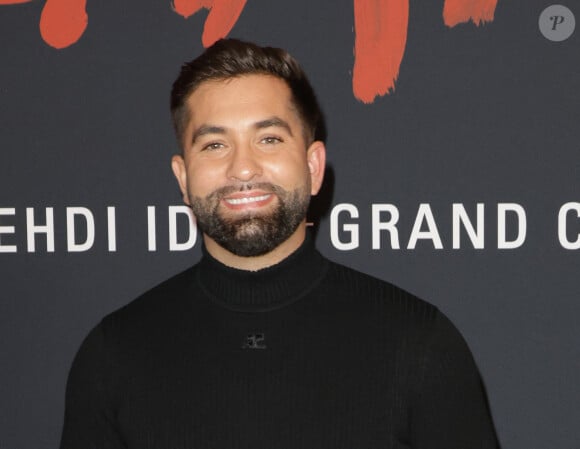 Lorsqu’il dépose Eva à l'école, Kendji prend le temps de signer des autographes pour ses fans
Kendji Girac lors de l'avant-première du film "Monsieur Aznavour" au cinéma Le Grand Rex à Paris le 22 octobre 2024. © Coadic Guirec / Bestimage 