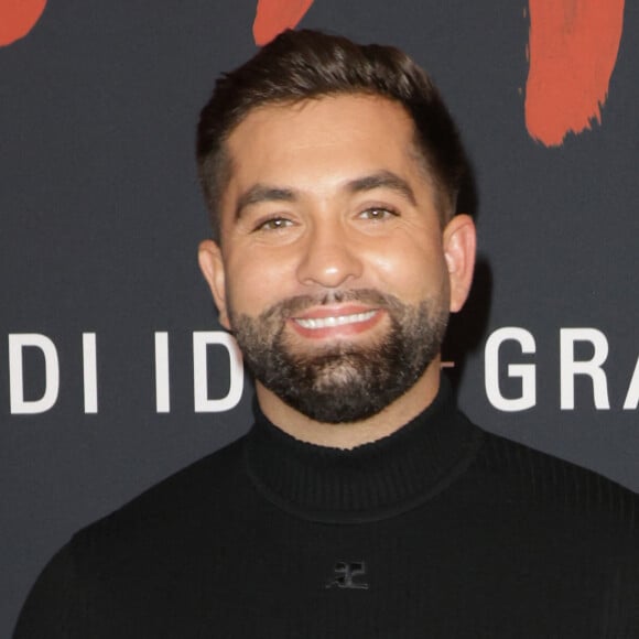 Lorsqu’il dépose Eva à l'école, Kendji prend le temps de signer des autographes pour ses fans
Kendji Girac lors de l'avant-première du film "Monsieur Aznavour" au cinéma Le Grand Rex à Paris le 22 octobre 2024. © Coadic Guirec / Bestimage 