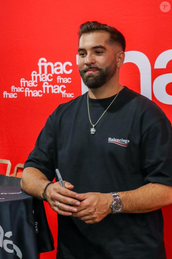 Exclusif - Kendji Girac en séance de dédicaces à l'occasion de la sortie de son nouvel album ''Vivre'' à la FNAC Croix-Blanche de Sainte-Geneviève-des-Bois, France, le vendredi 4 octobre 2024. 