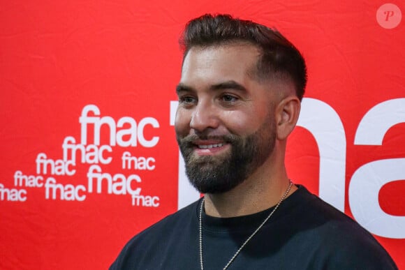 Exclusif - Kendji Girac en séance de dédicaces à l'occasion de la sortie de son nouvel album ''Vivre'' à la FNAC Croix-Blanche de Sainte-Geneviève-des-Bois, France, le vendredi 4 octobre 2024. 