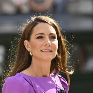 Robert Jobson, auteur d'un livre à son sujet, a évoqué son avenir auprès du site "Hello"
Catherine (Kate) Middleton remet la coupe à Carlos Alcaraz après sa victoire face à Novak Djokovic en finale du tournoi de Wimbledon 2024 (6/2 - 6/2 - 7/6). Wimbledon, le 14 juillet 2024. 